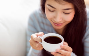 Blutzucker: Kaffee erst nach dem Frühstück
